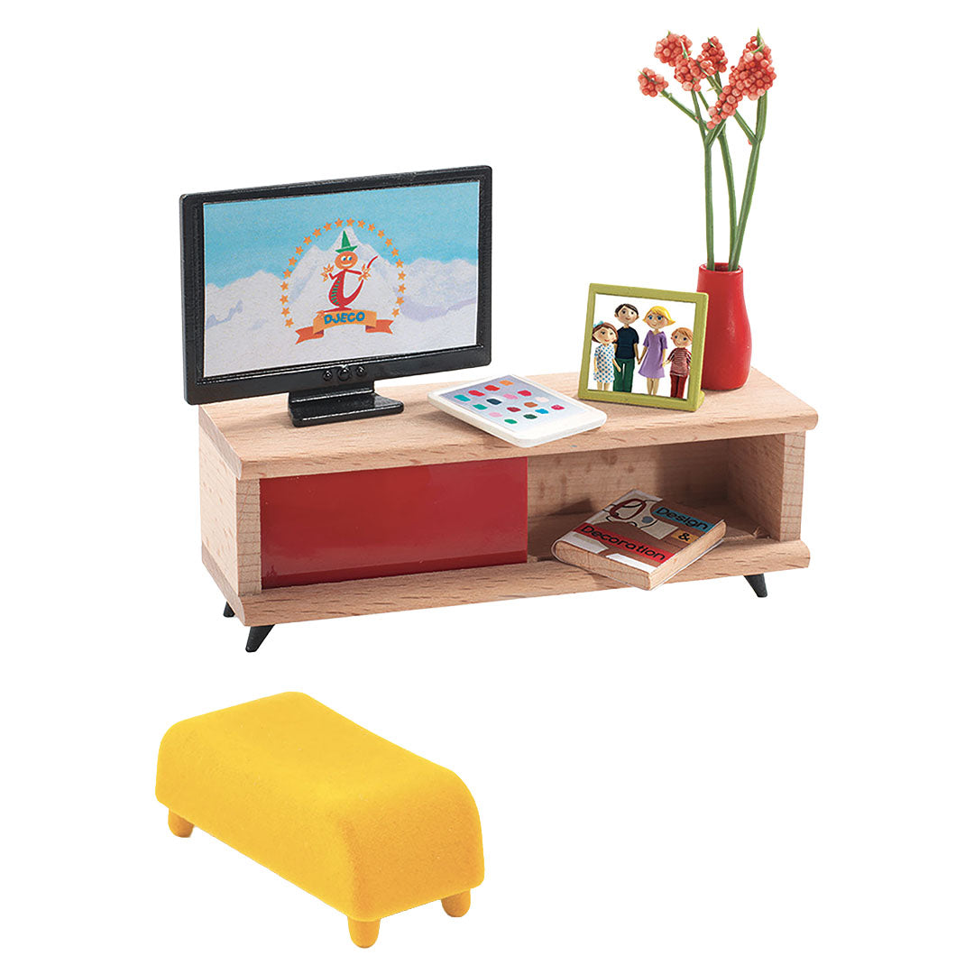 Djeco poppenhuis salon set met houten tv-meubel, tv met Djeco-logo, tablet, fotolijstje, vaas met bloemen en een gele poef.