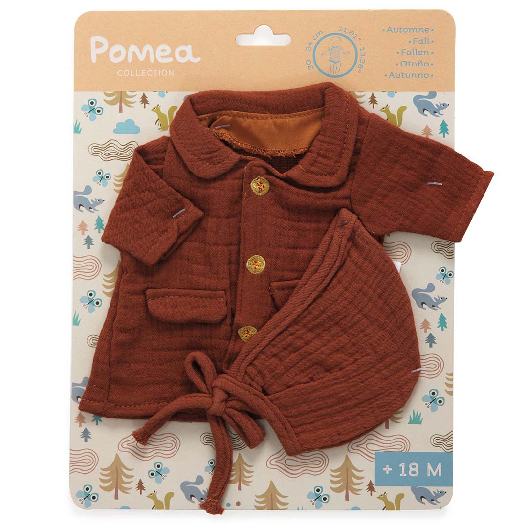 De Djeco Pomea bruine poppenjas met mutsje op de productverpakking met bosdierenpatroon.