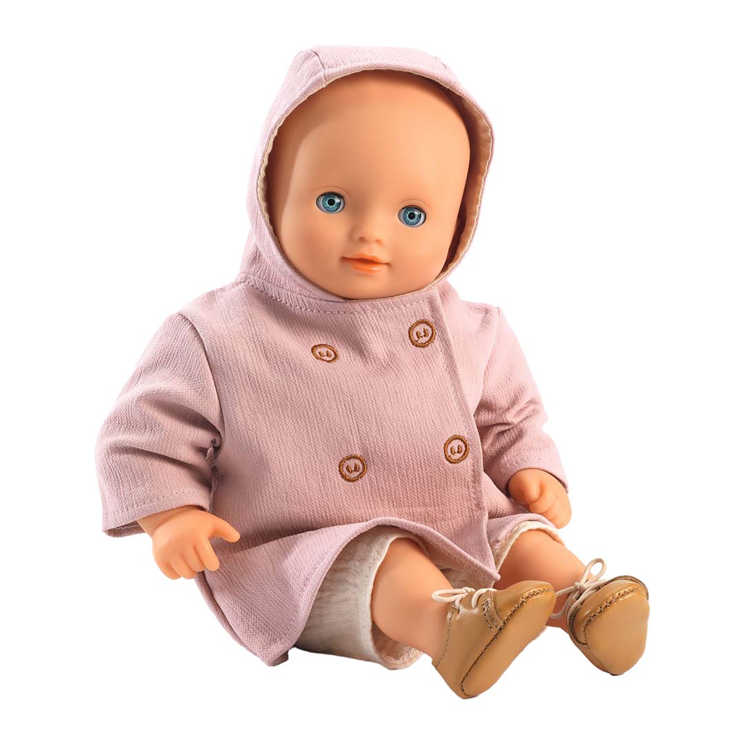 Een babypop draagt de roze poppenjas met capuchon.