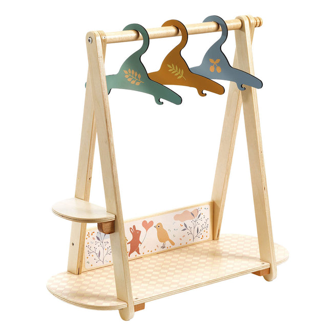 Djeco houten poppenkledingrek met drie hangers en een decoratie van dieren en bladeren.
