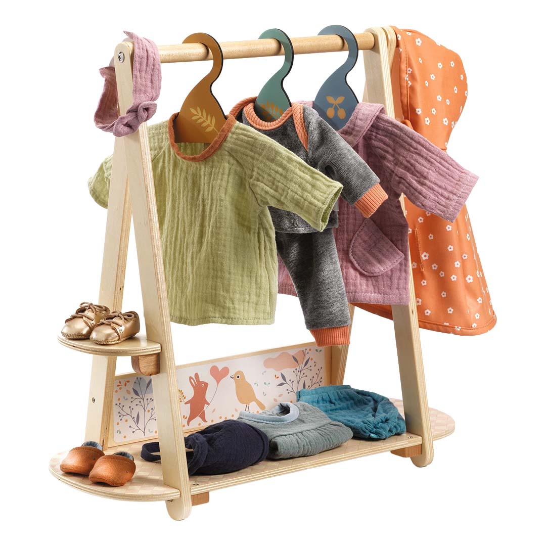Djeco houten poppenkledingrek gevuld met diverse poppenkleding en schoentjes.