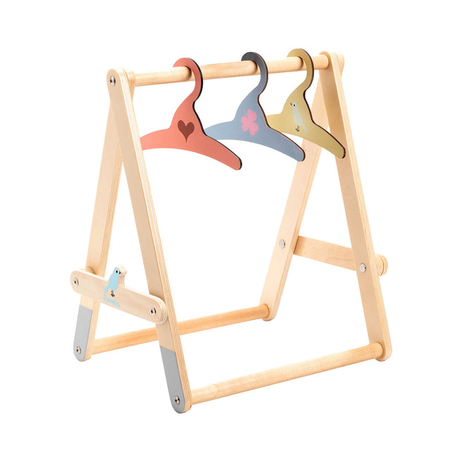 Djeco houten poppenkledingrek met drie hangers met hart-, bloem- en vogelmotief.