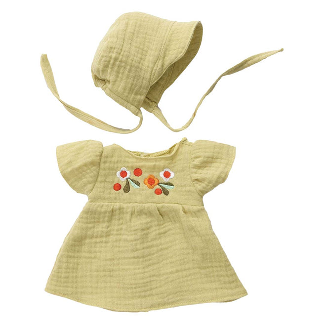 Djeco poppenkleding set met lichtgroen gebloemd jurkje en bijpassende muts.
