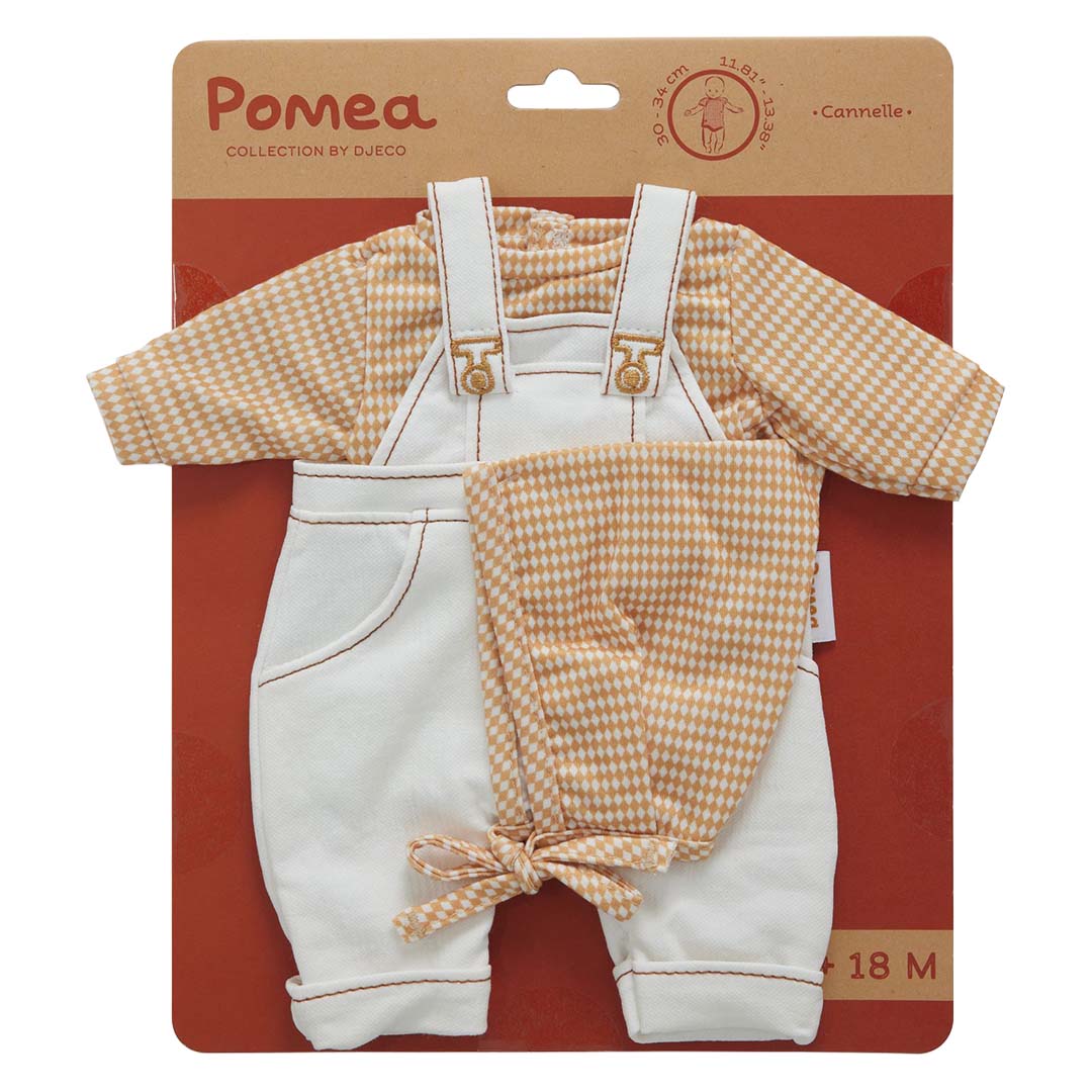 De Djeco Pomea poppenkledingset met witte tuinbroek, oranje geruit shirt en muts op de verpakking.