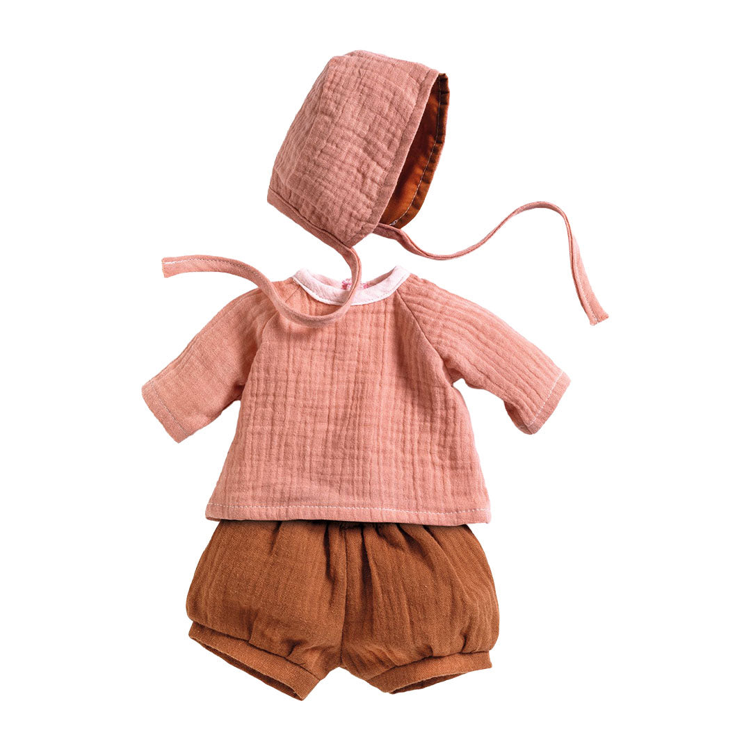 Djeco Pomea poppenkledingset met roze top, bruine shorts en roze mutsje, plat gelegd.