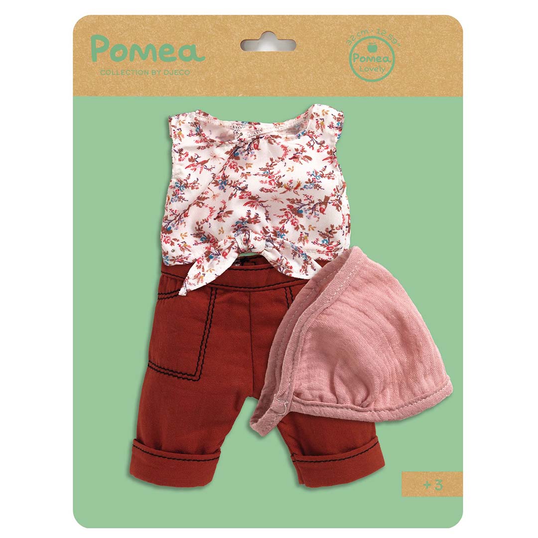 Verpakking van de Djeco Pomea poppenkledingset met roze muts, gebloemde top en bordeauxrode broek.