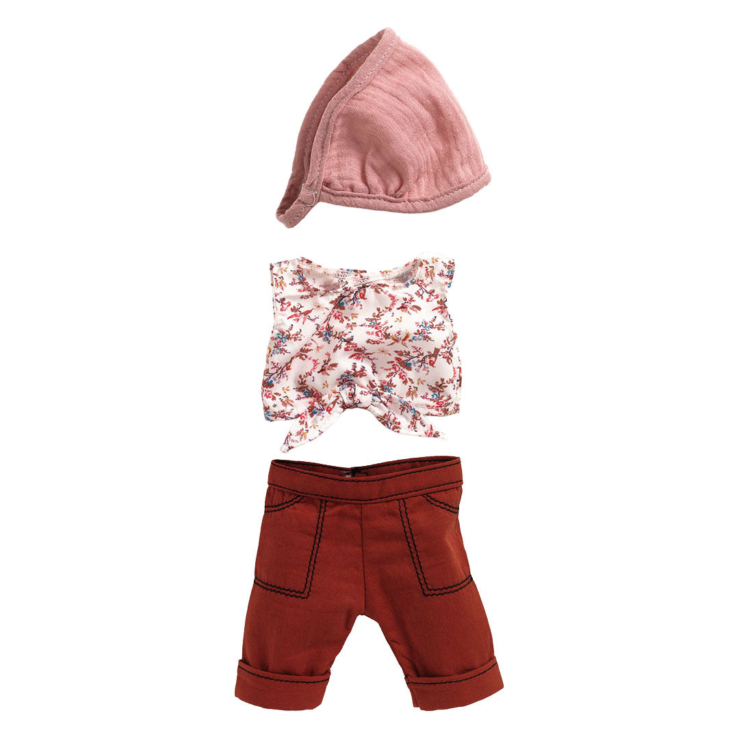 Djeco poppenkledingset met roze muts, gebloemde top en bordeauxrode broek, los van elkaar afgebeeld.