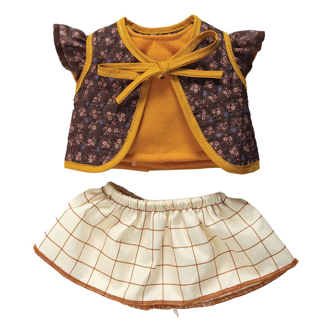 Djeco poppenkleding set met een gebloemd vest, geel shirt en geruite rok.