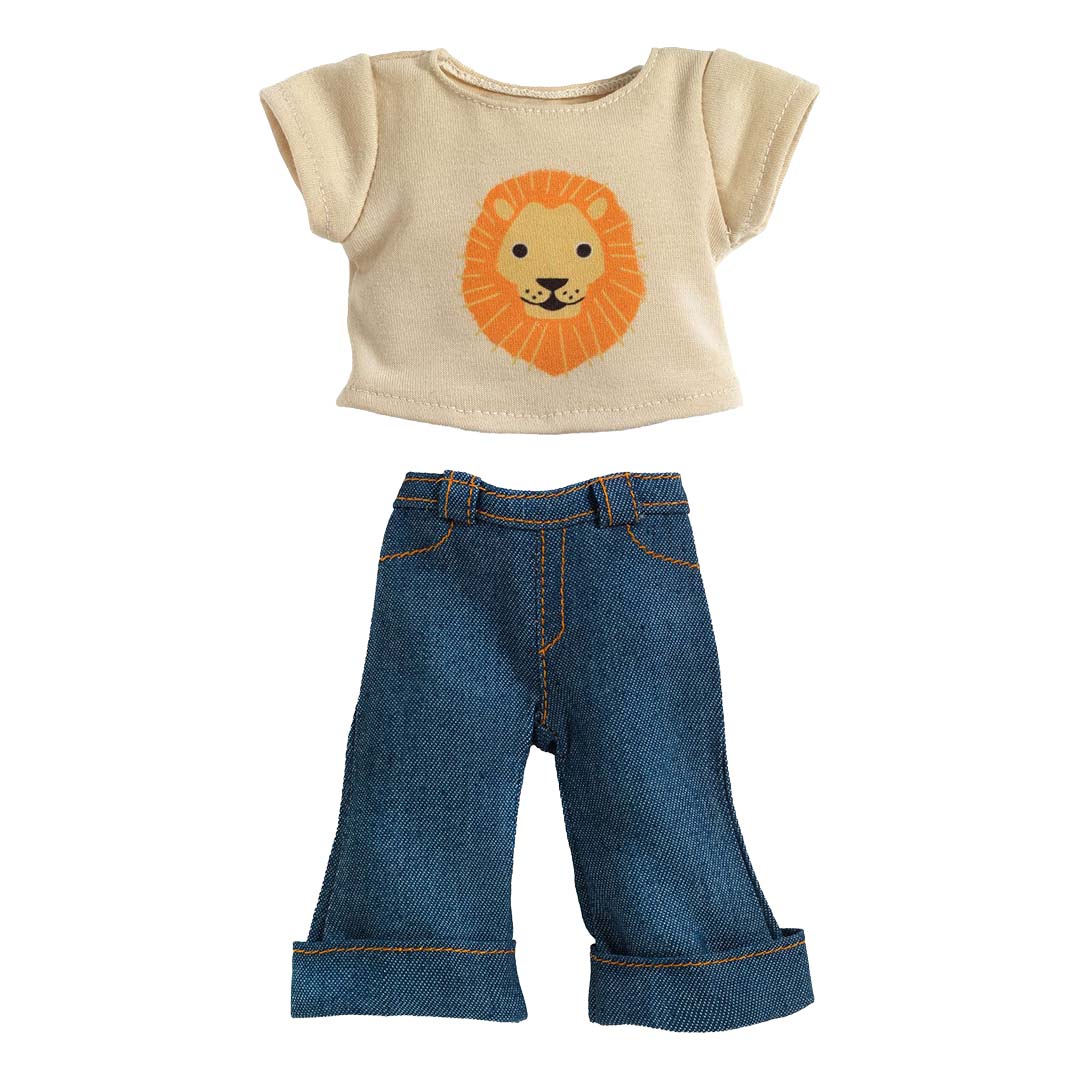 Djeco Pomea poppenkleding set met een beige t-shirt met leeuwenprint en een blauwe spijkerbroek.