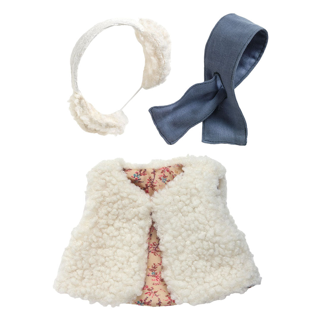 Djeco poppenkleding set met een wit pluizig vest, witte oorwarmers en een blauwe sjaal.