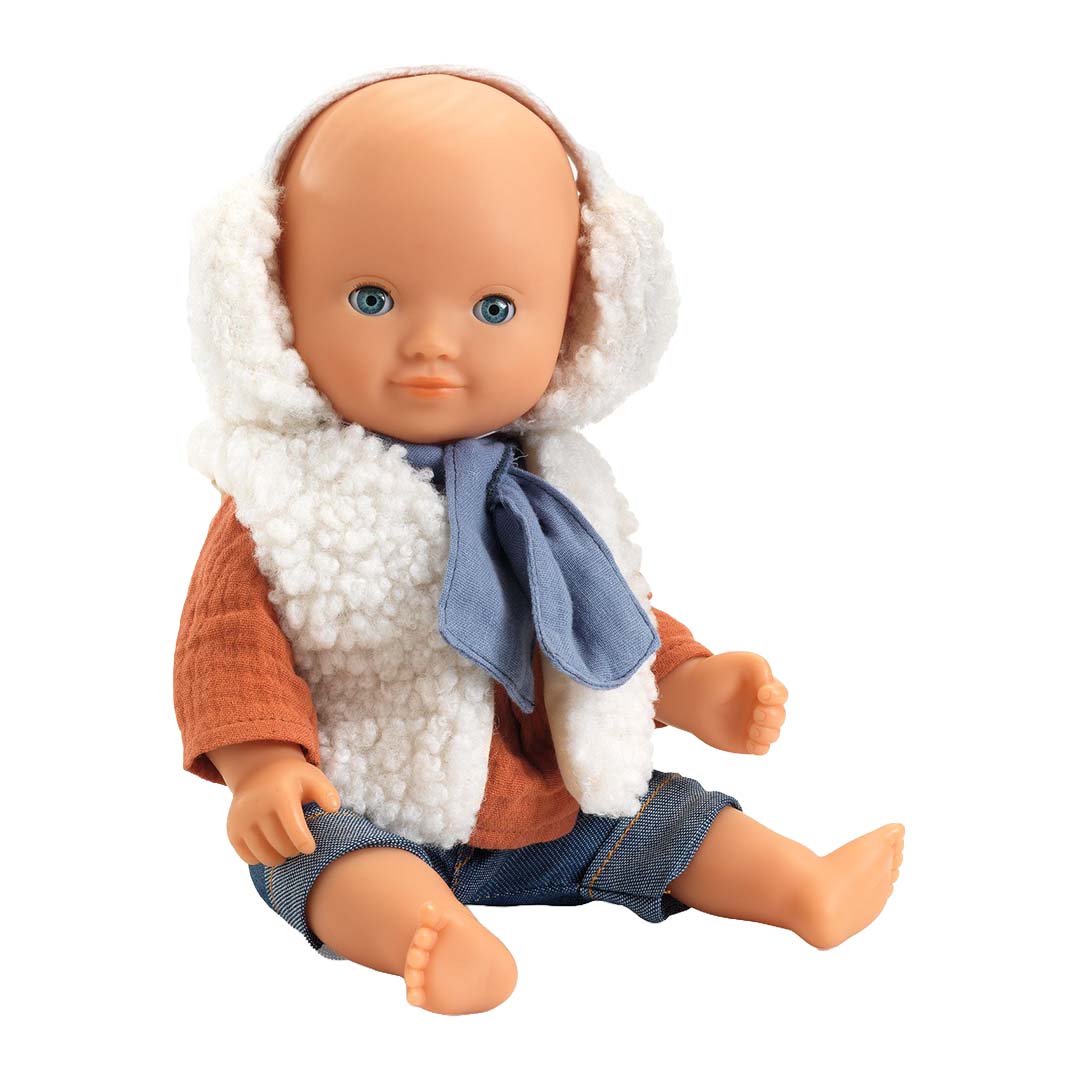 Een pop draagt de Djeco poppenkleding set met een wit vest, witte oorwarmers en een blauwe sjaal.