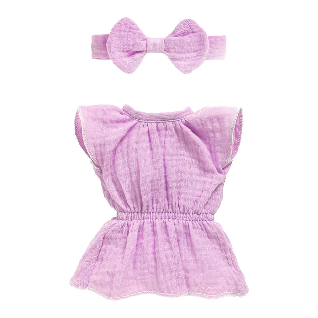 Djeco poppenkleding: een violet jurkje en bijpassende haarband.