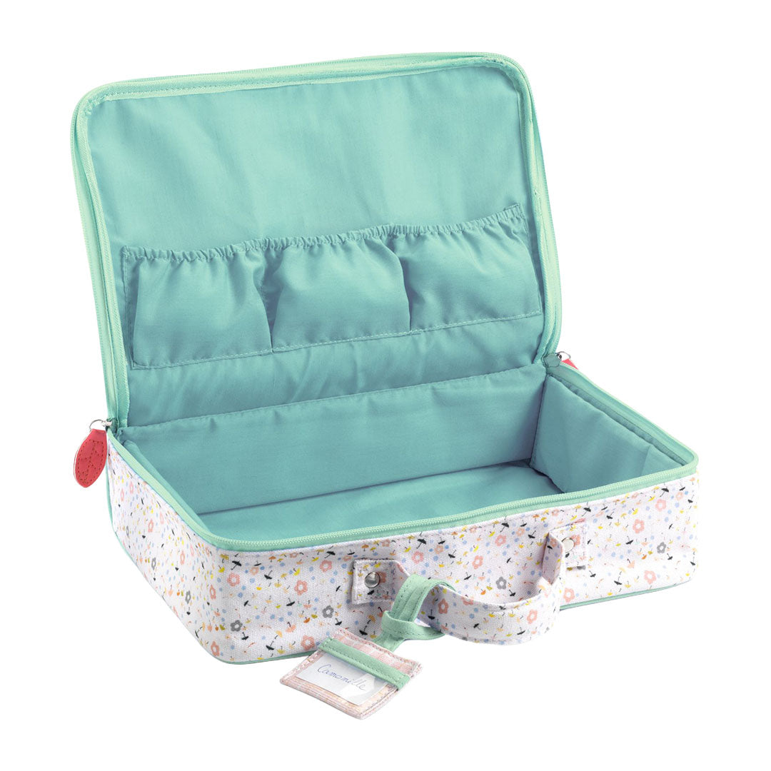 Open Djeco poppenkoffer met turquoise binnenkant en opbergvakken.