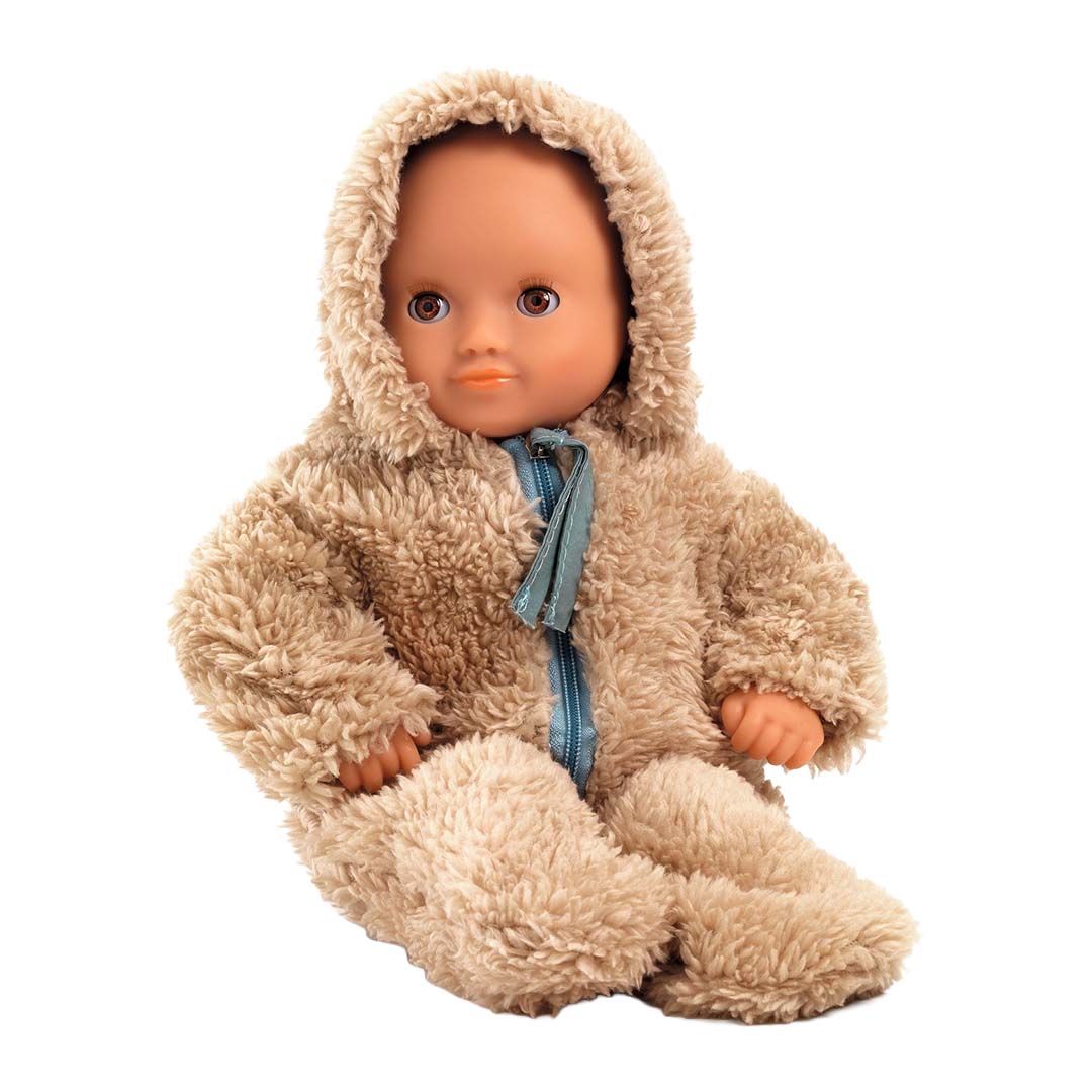 Djeco Pomea beige poppenonesie met capuchon gedragen door een pop.