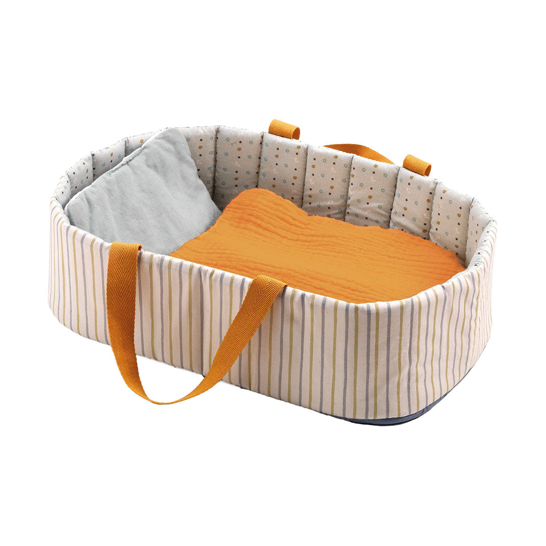 Djeco poppenreiswieg met gestreepte buitenkant, blauw kussen en oranje deken.