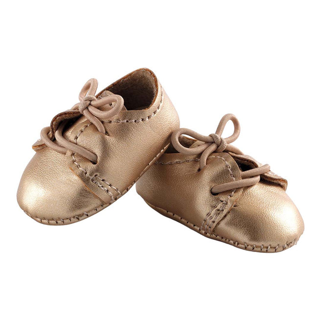 Djeco Pomea gouden poppenschoenen met veters op een witte achtergrond.