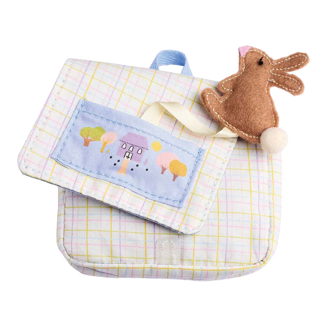 De Djeco Pomea poppenschooltas met geruit patroon en het bruine vilten konijntje ernaast.