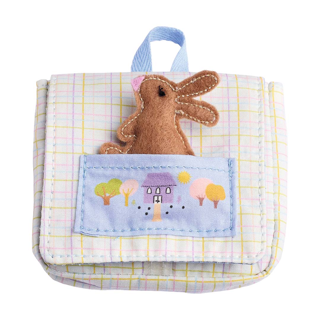 Djeco Pomea poppenschooltas met geruit patroon en een bruin vilten konijntje in het voorvakje.