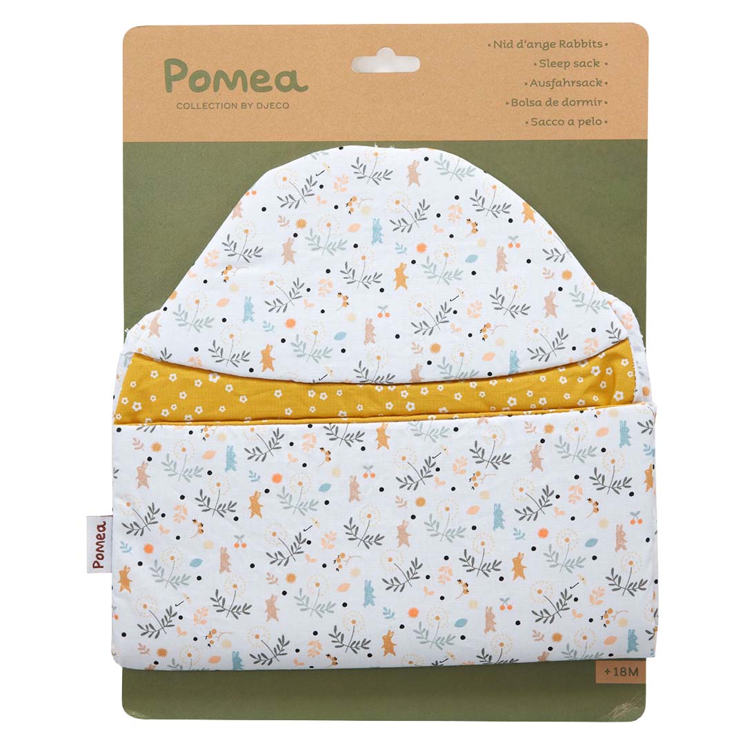Verpakking van de Djeco Pomea poppenslaapzak met konijnen- en bloemenpatroon.