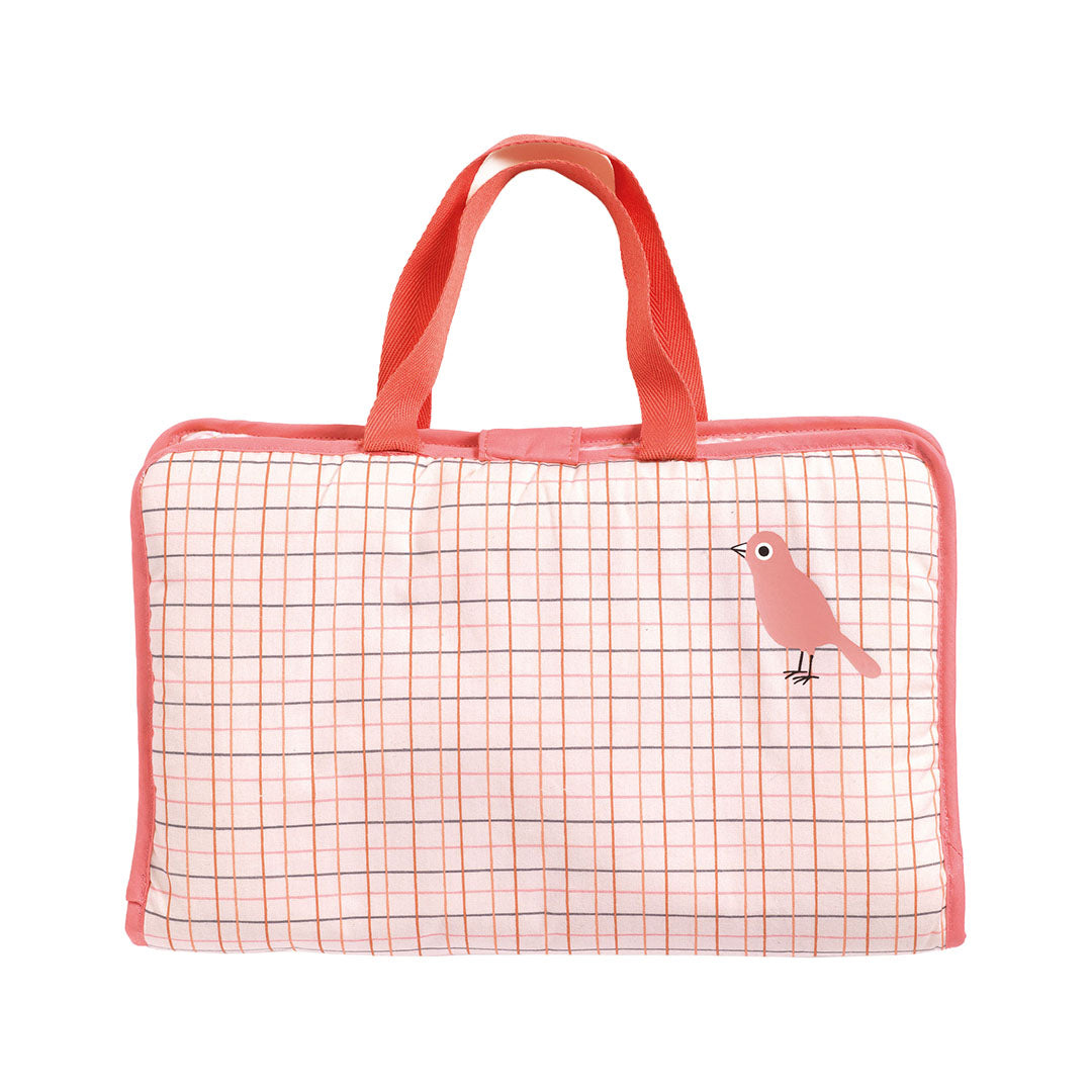 Djeco poppenverschoonset opgevouwen als een roze tas met een geruit patroon en een vogelillustratie.