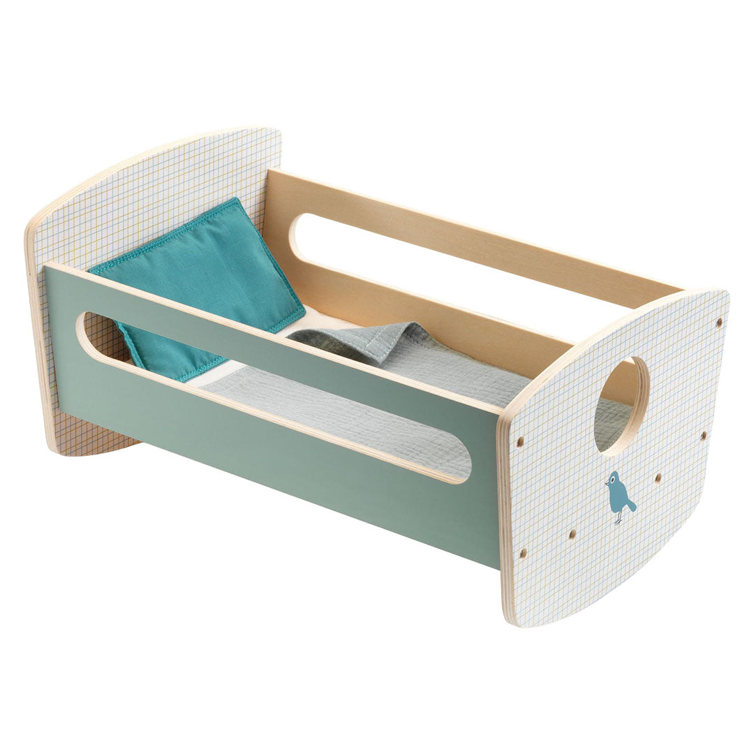 Djeco houten poppenwieg met geruit patroon, een blauw kussen en een grijs dekentje.