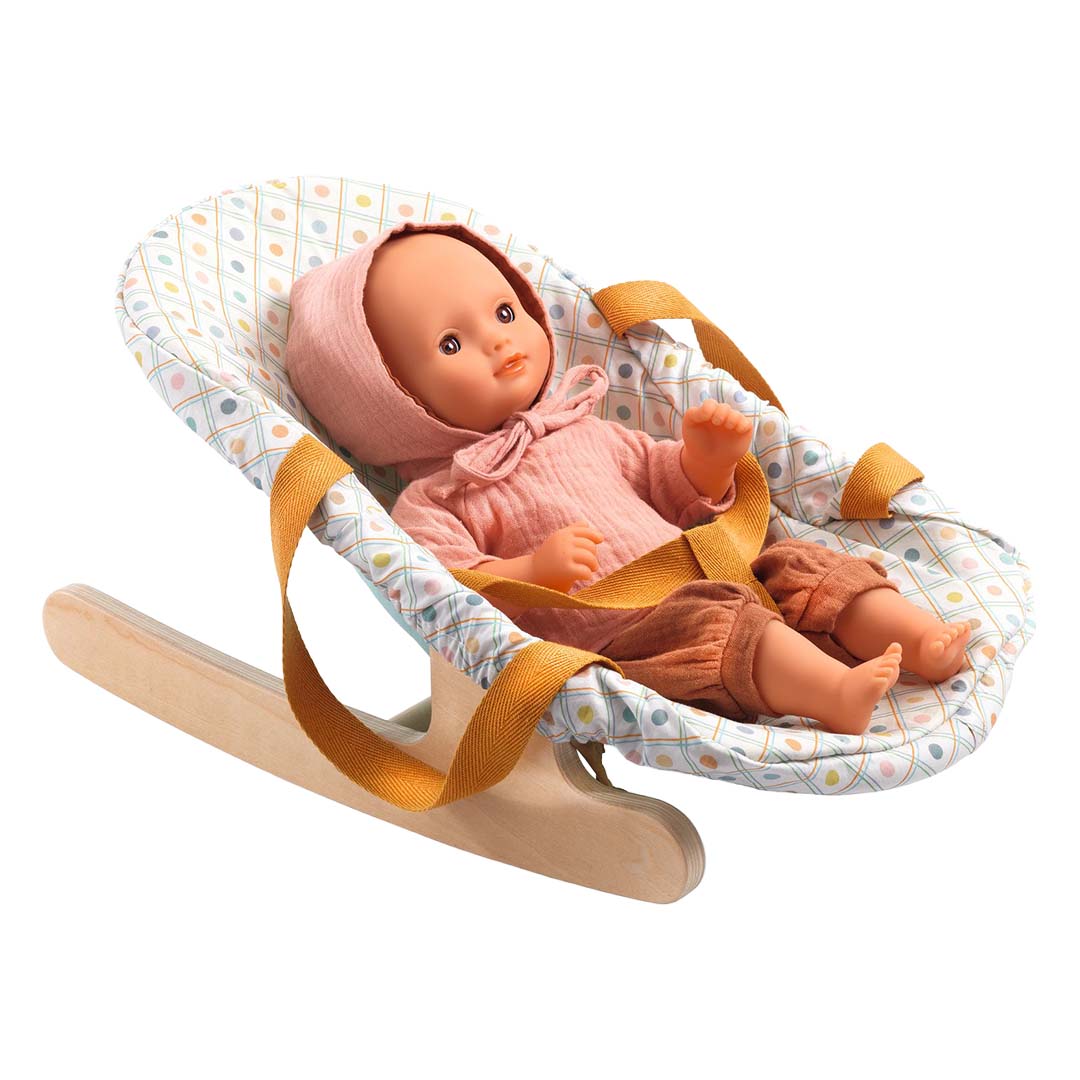 Djeco Pomea poppenwipstoel met een pop in een roze outfit.