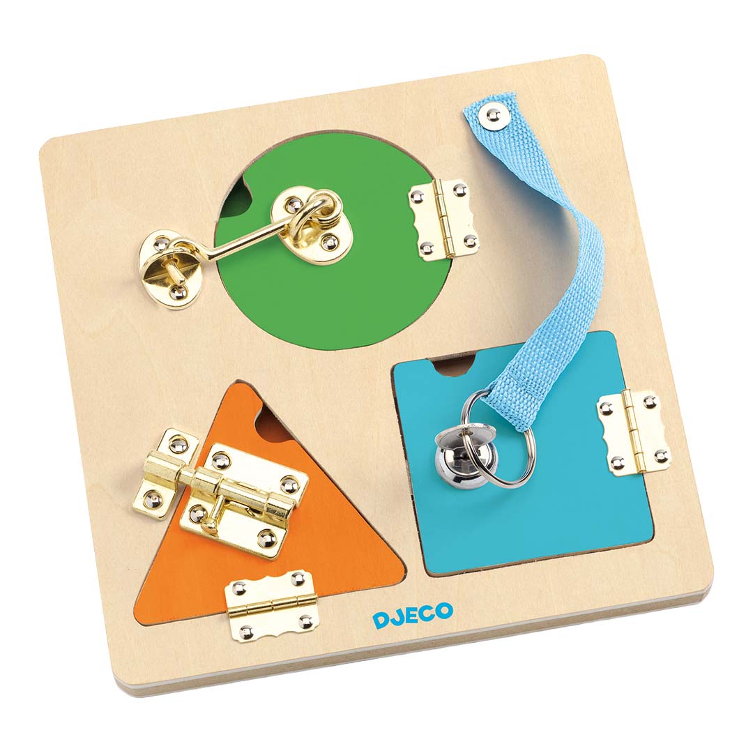 Djeco houten slotenbord met gesloten sloten en gekleurde geometrische vormen.