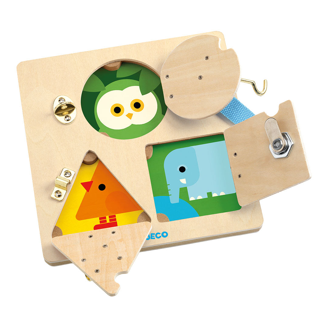 Djeco houten slotenbord met geopende luikjes die een uil, olifant en kip onthullen.
