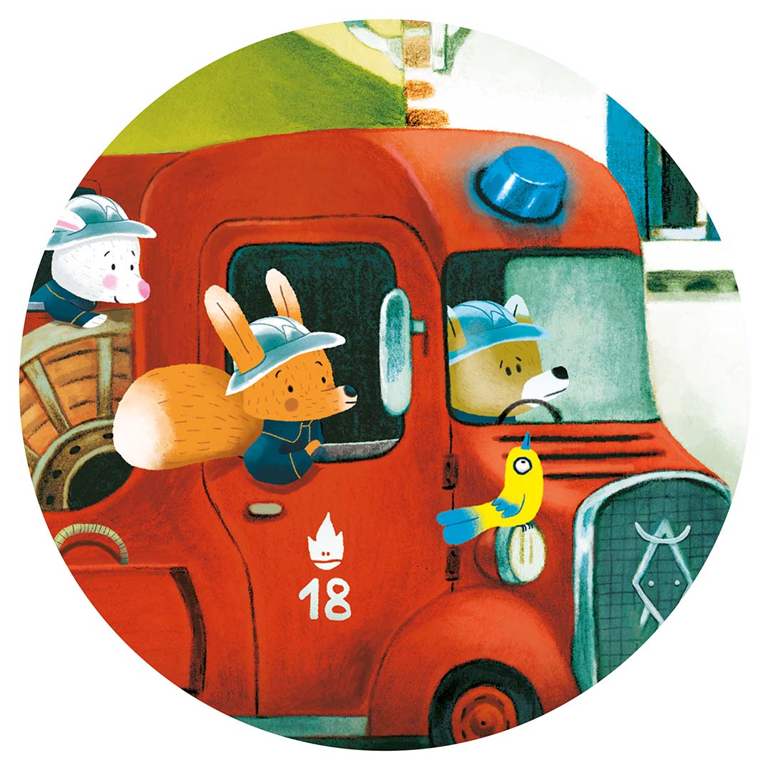 Detail van de Djeco legpuzzel met een close-up van de rode brandweerwagen met een vos, varken en beer in de cabine.