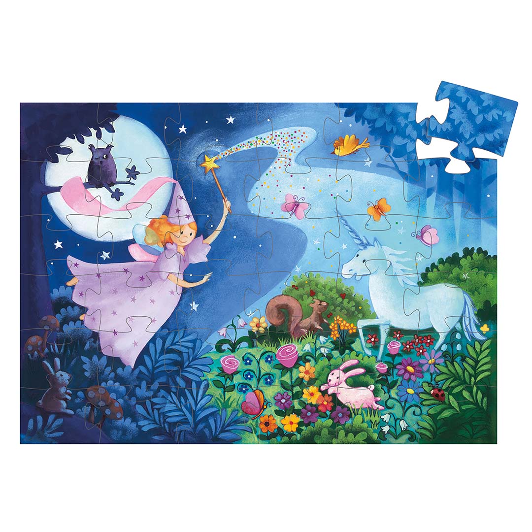 Djeco legpuzzel met een fee, eenhoorn en andere dieren in een magisch bos bij maanlicht, met één los puzzelstuk.