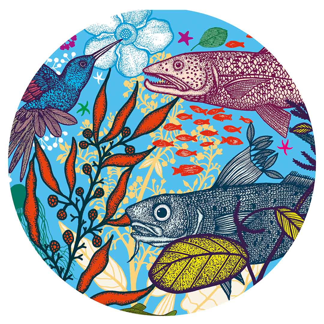 Een close-up detail van de legpuzzel Land & Sea, met een ronde illustratie van twee grote vissen, een kolibrie en waterplanten.