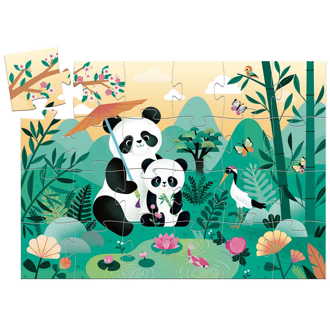 De complete Djeco kinderpuzzel met een grote en kleine panda in een groene, bloemrijke omgeving met vogels en vlinders.