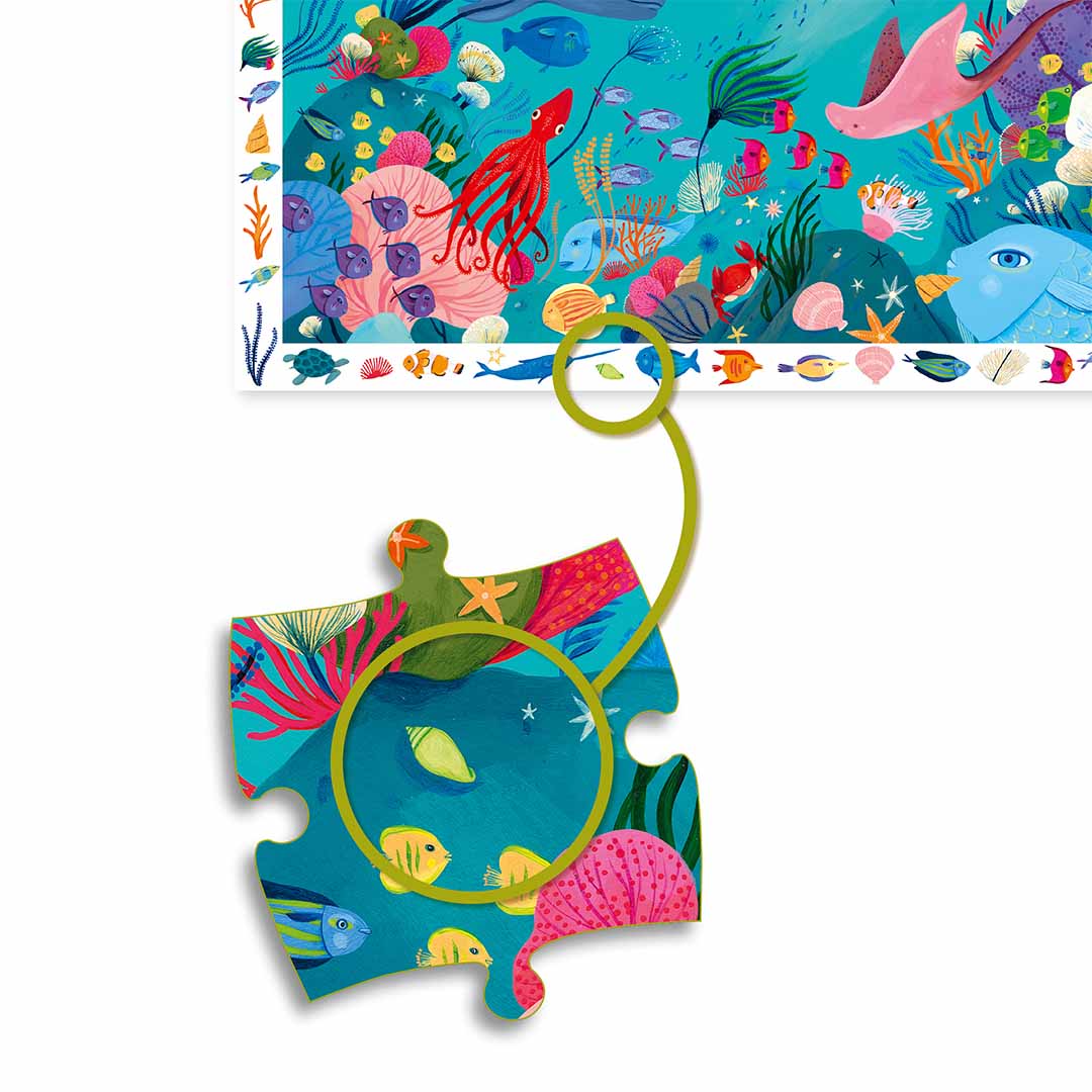 Detail van een puzzelstukje met een vergrootglas-effect dat een kleine schelp in de aquatische onderwaterwereld toont.