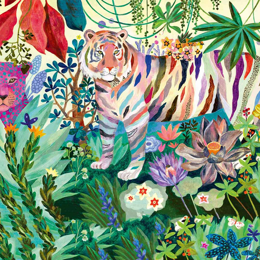 Detail van de Djeco legpuzzel met een staande kleurrijke tijger en een roze luipaard tussen diverse jungleplanten en bloemen.