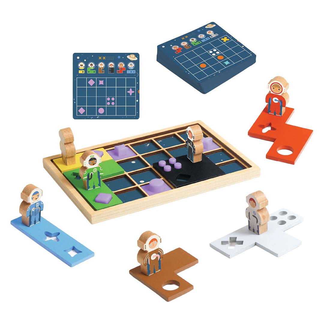 Alle onderdelen van het Djeco Sologic Space Orbit houten puzzelspel, met speelbord, astronauten en kaarten.