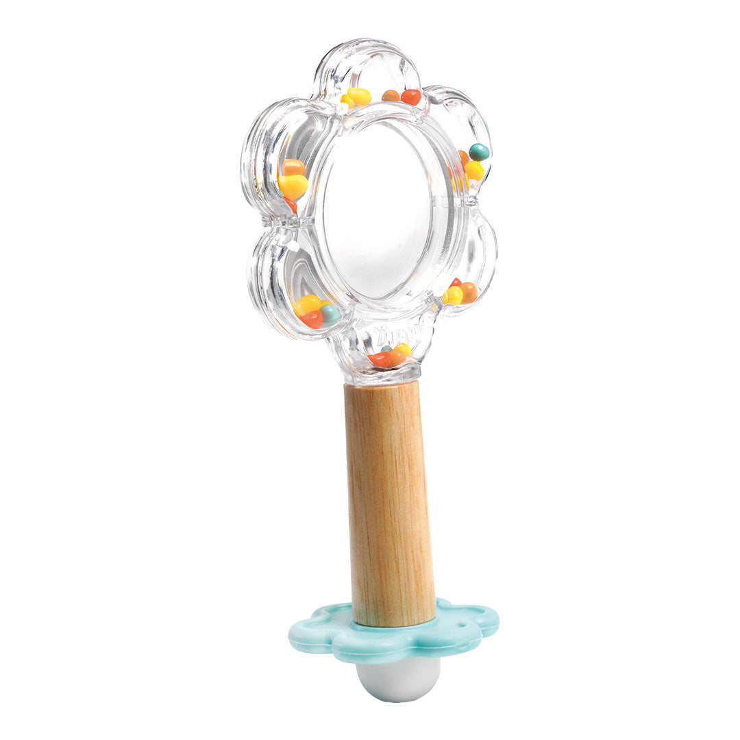 De achterkant van de babyspeelgoed rammelaar met een transparante bloemvormige kop met spiegel en gekleurde kralen, en een houten handvat.