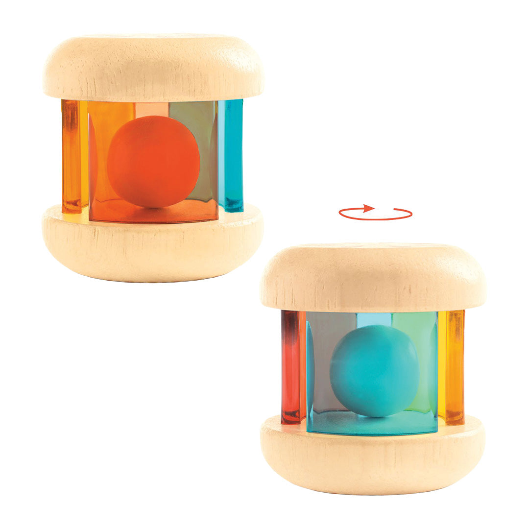 Twee Djeco houten rammelaars met gekleurde ballen en draaiende segmenten, met een pijl die beweging aangeeft.