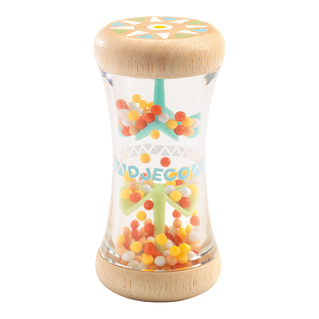 Djeco babyspeelgoed rammelaar met houten uiteinden, een transparant middenstuk gevuld met veelkleurige kralen en een geometrisch patroon op de bovenkant.