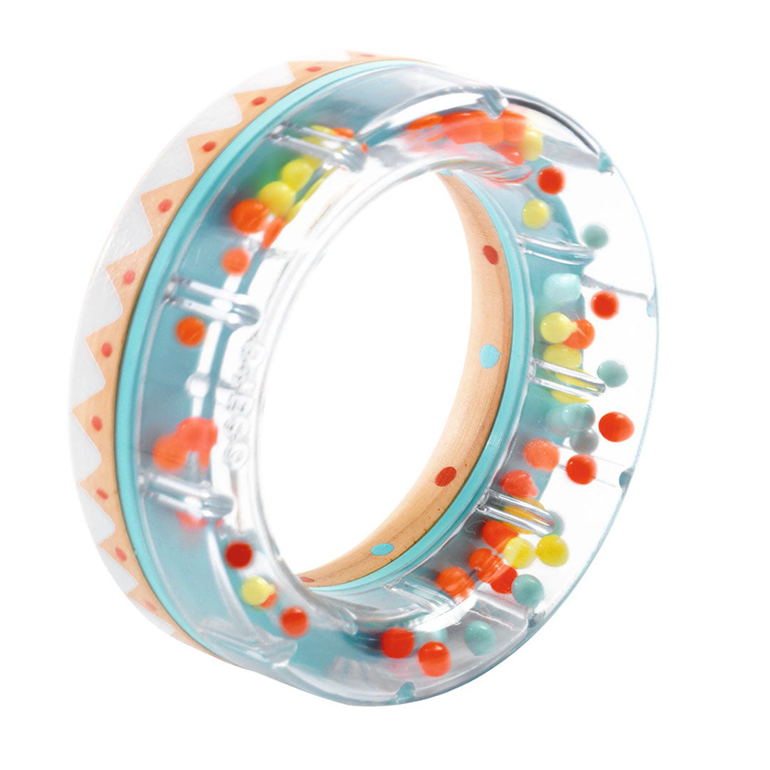 Blauwe Djeco baby rammelaar ring van hout en plastic met kleurrijke balletjes en een geometrisch patroon.