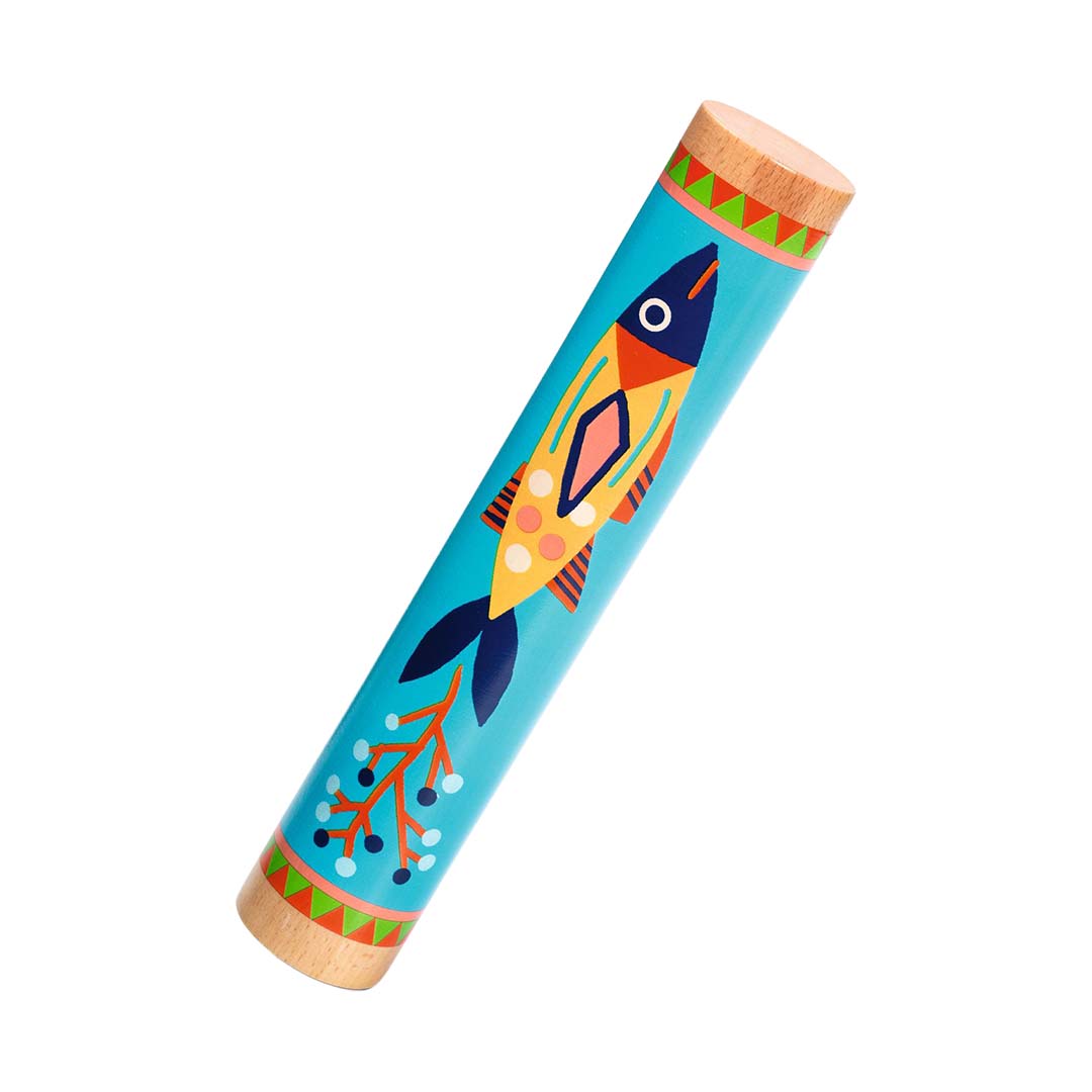 Djeco houten regenmaker met blauwe basis, gele vis en etnische patronen.