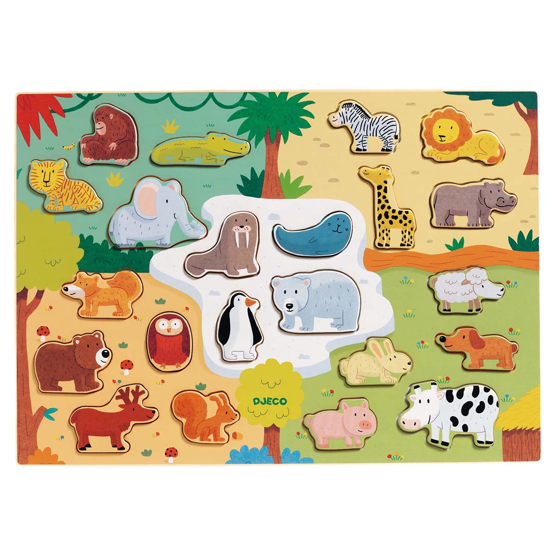 Djeco houten reliëfpuzzel met 22 verschillende dierenstukken op een kleurrijk landschap.