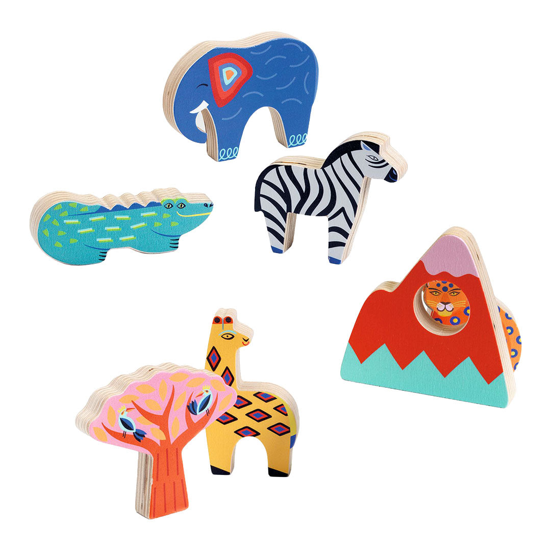 De zeven losse houten puzzelstukken van de Djeco savanne reliëfpuzzel, waaronder een olifant, zebra en krokodil.