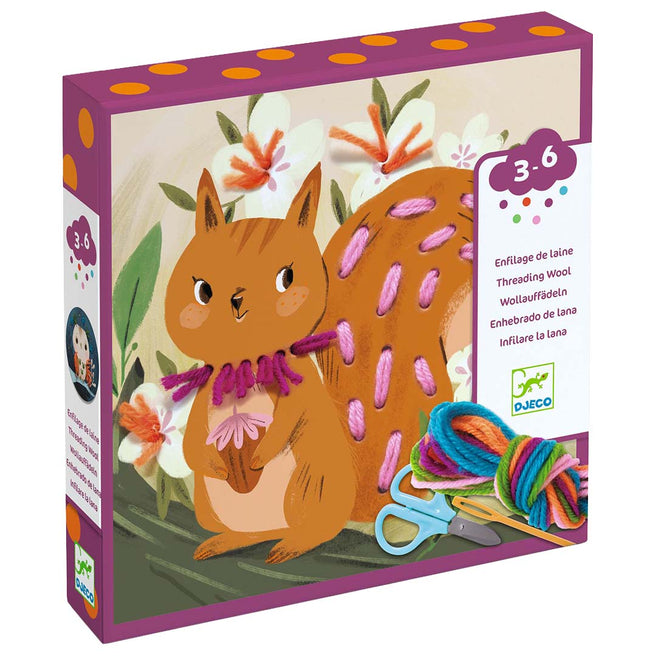 Djeco hobbyset verpakking met een geborduurde eekhoorn en benodigdheden voor rijgkaarten.