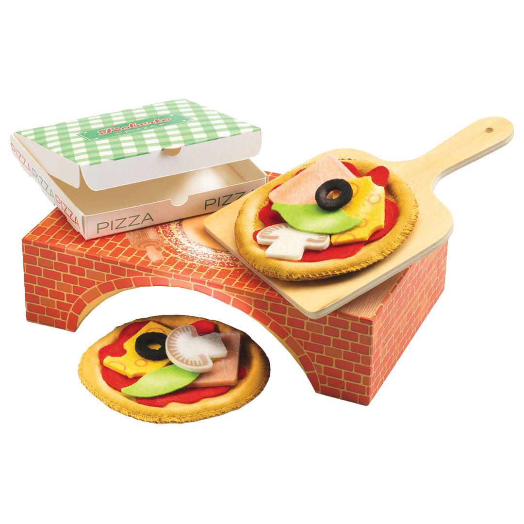 Twee belegde viltpizza's, een op een houten pizzaschep en een los, naast een kartonnen pizzaoven en een gesloten pizzadoos.