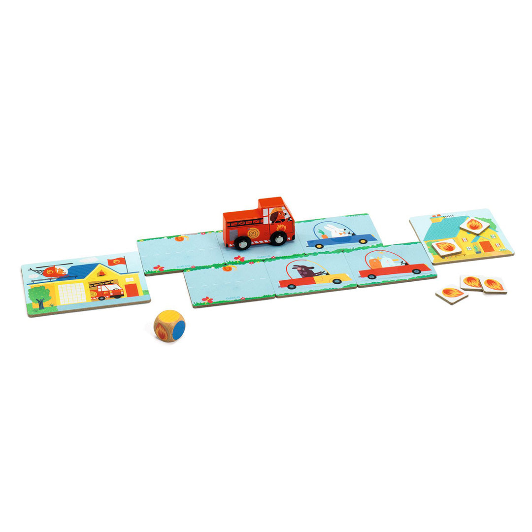 Djeco Pin Pon! bordspel met een houten brandweerwagen op wegtegels met dieren in auto's, brandende huizen en een dobbelsteen.