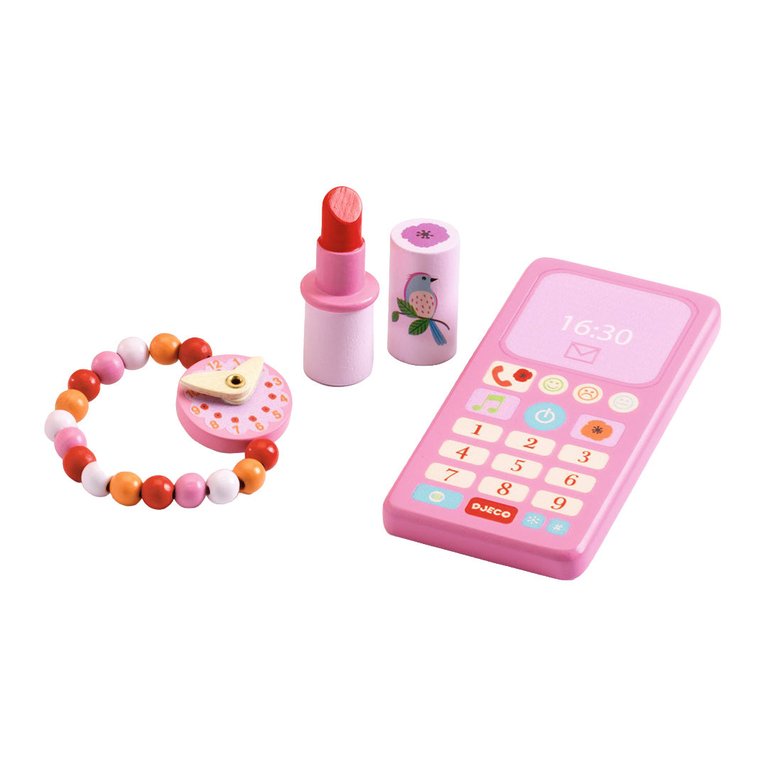 Djeco houten speelaccessoires set met een armband, lippenstift en roze telefoon.