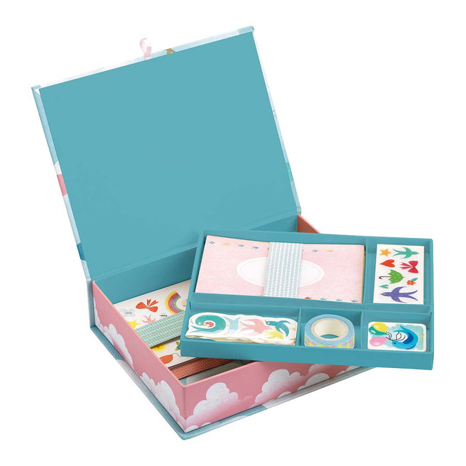 Djeco schrijfset Charlotte, een open doos met roze notitieblokken, stickers en washi tape.