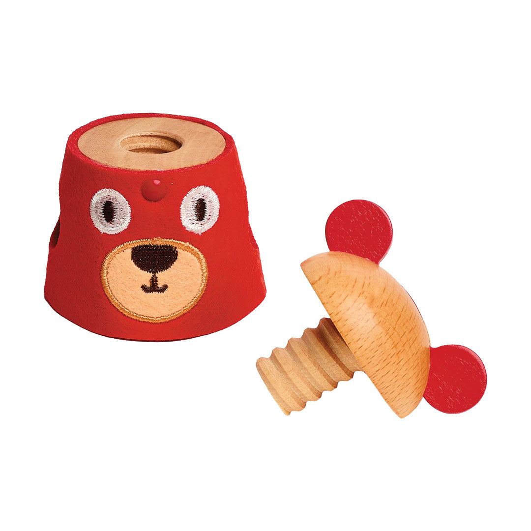 Djeco educatief schroefspeeltje van een rode beer van hout en vilt, met de bijbehorende houten schroef ernaast.