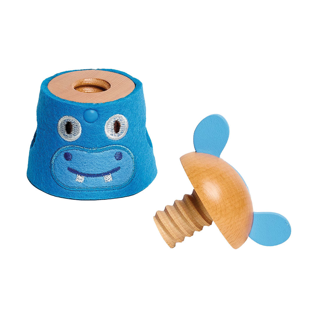 Djeco educatief schroefspeeltje van een blauw nijlpaard van hout en vilt, met de bijbehorende houten schroef ernaast.