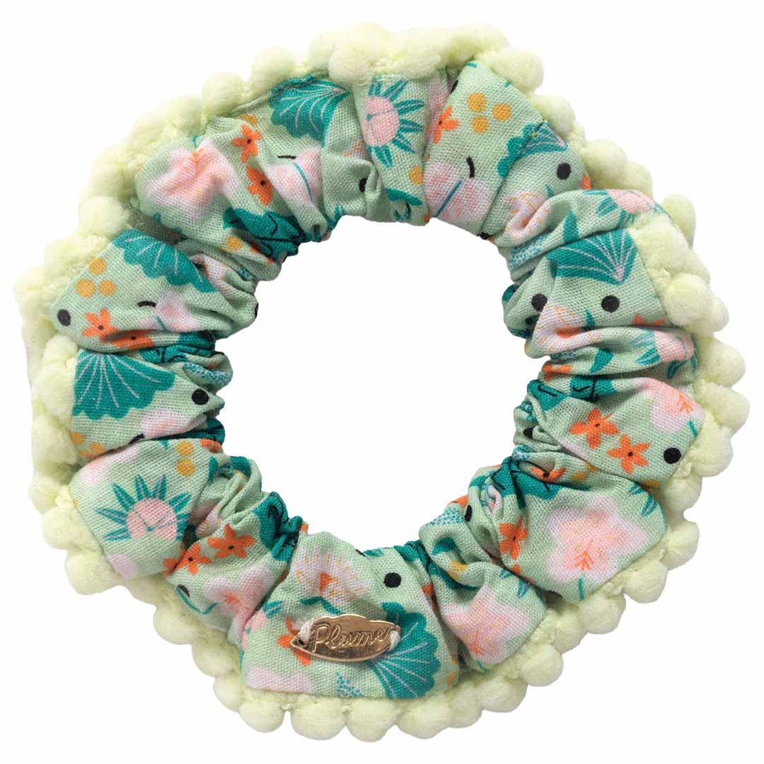 Djeco katoenen scrunchie met groen gebloemd patroon en pluizige rand.